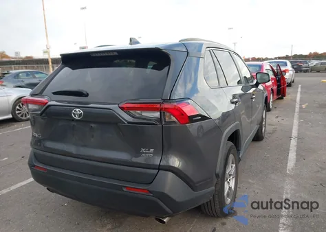 2022 Toyota Rav4 Xle z USA, uszkodzony, nr VIN 2T3P1RFV6NW308439